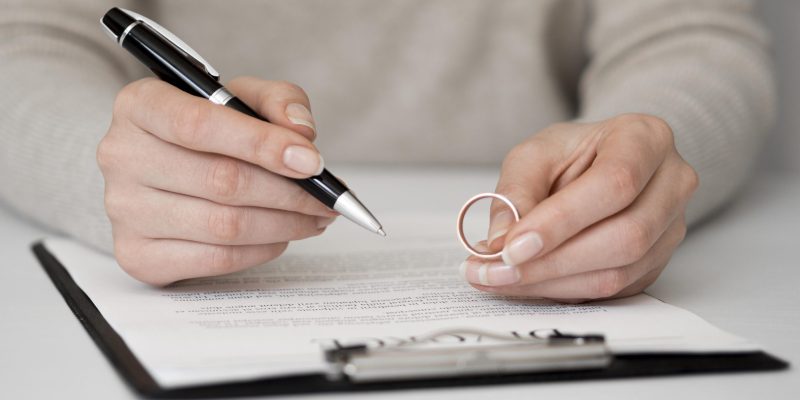 mujer-firma-contrato-divorcio